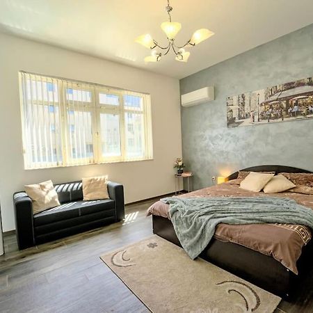 Cozy 2-Bedroom Flat In The Very Center Of Софія Екстер'єр фото