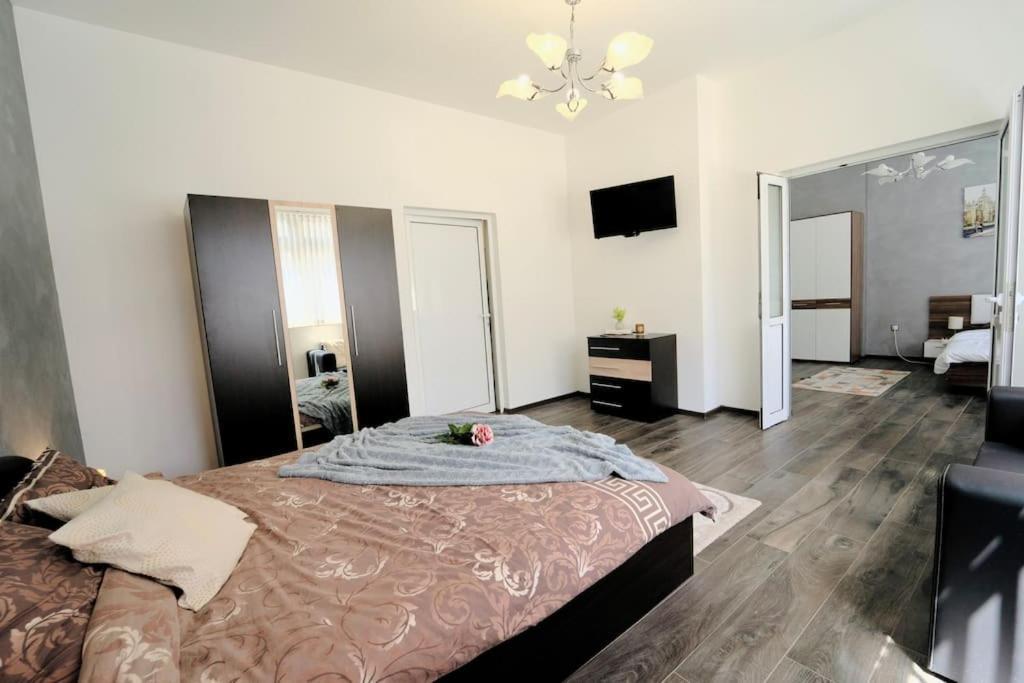 Cozy 2-Bedroom Flat In The Very Center Of Софія Екстер'єр фото