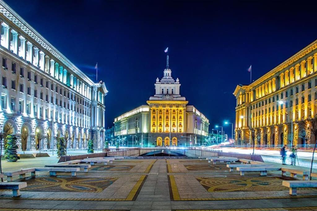 Cozy 2-Bedroom Flat In The Very Center Of Софія Екстер'єр фото