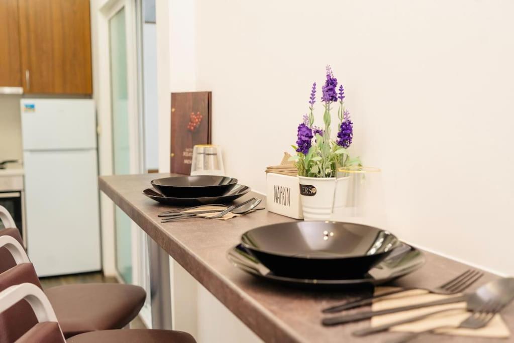 Cozy 2-Bedroom Flat In The Very Center Of Софія Екстер'єр фото