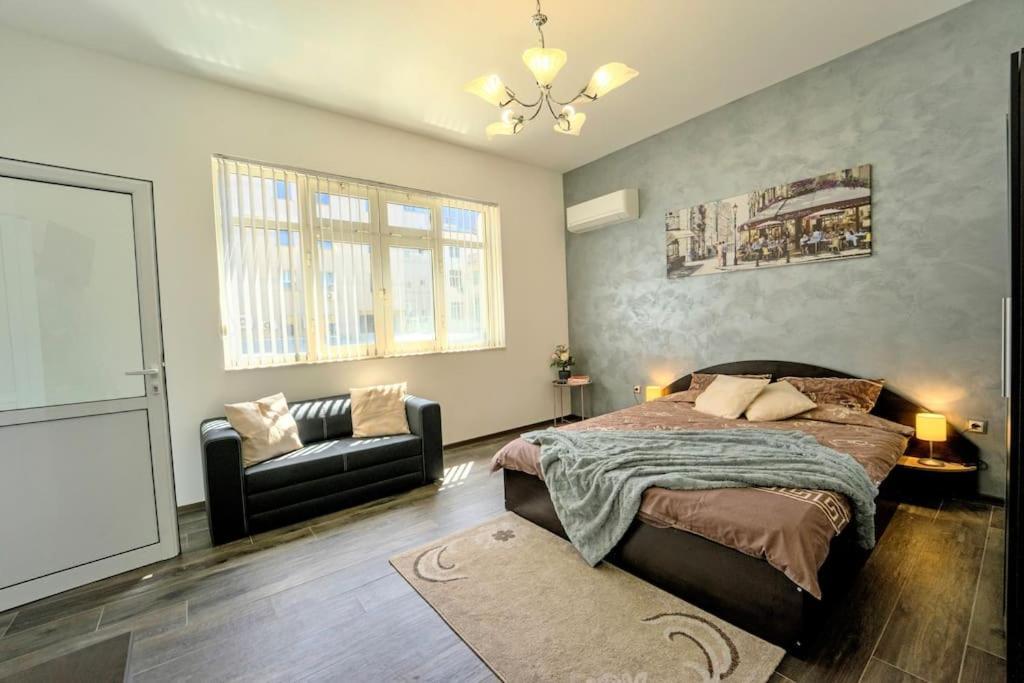 Cozy 2-Bedroom Flat In The Very Center Of Софія Екстер'єр фото