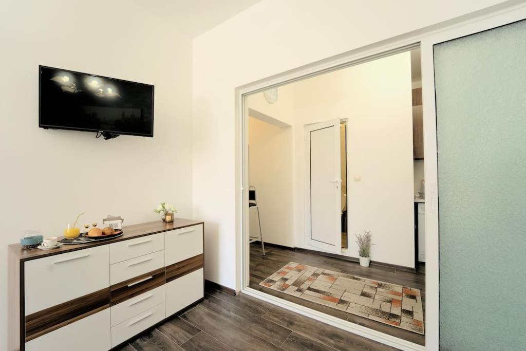 Cozy 2-Bedroom Flat In The Very Center Of Софія Екстер'єр фото
