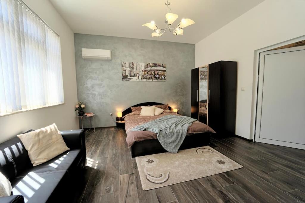 Cozy 2-Bedroom Flat In The Very Center Of Софія Екстер'єр фото
