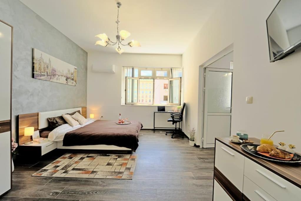 Cozy 2-Bedroom Flat In The Very Center Of Софія Екстер'єр фото